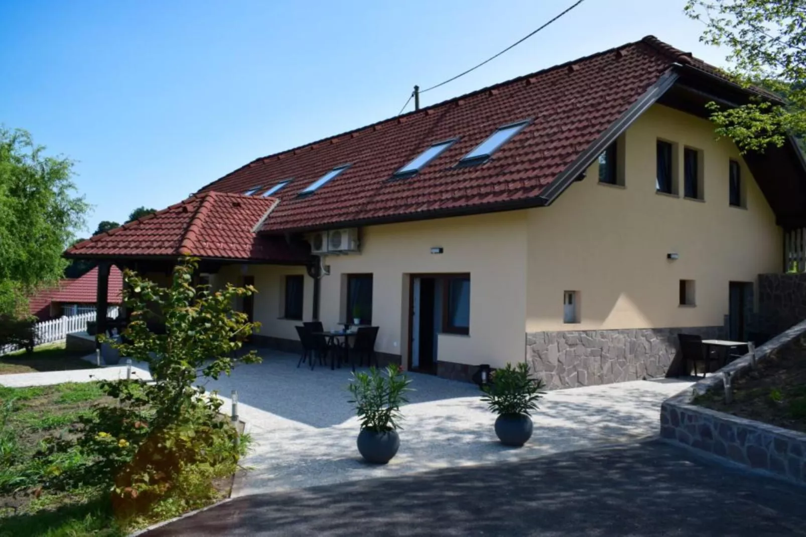 Zevnik Quiet Retreat with Stunning Views and Equestrian Activities - Standard One Bedroom Apartment-Buitenlucht