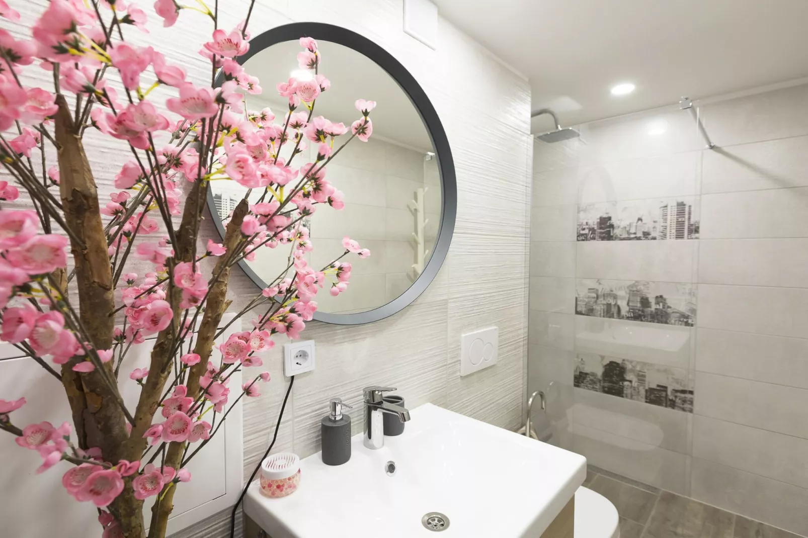 Downtown Koper Spacious Apartment with Balcony - Two Bedroom Apartment with Balcony-Badkamer