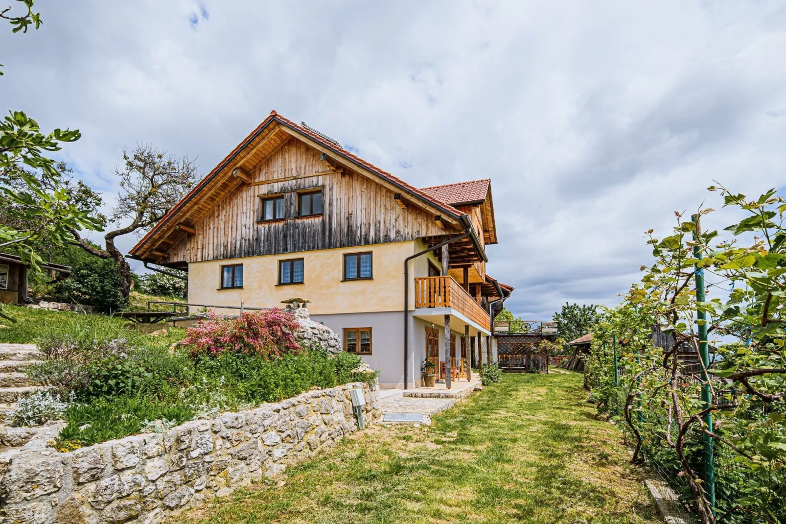 Hidden Authentic Haven Apartments - One Bedroom Apartment with Terrace-Buitenlucht