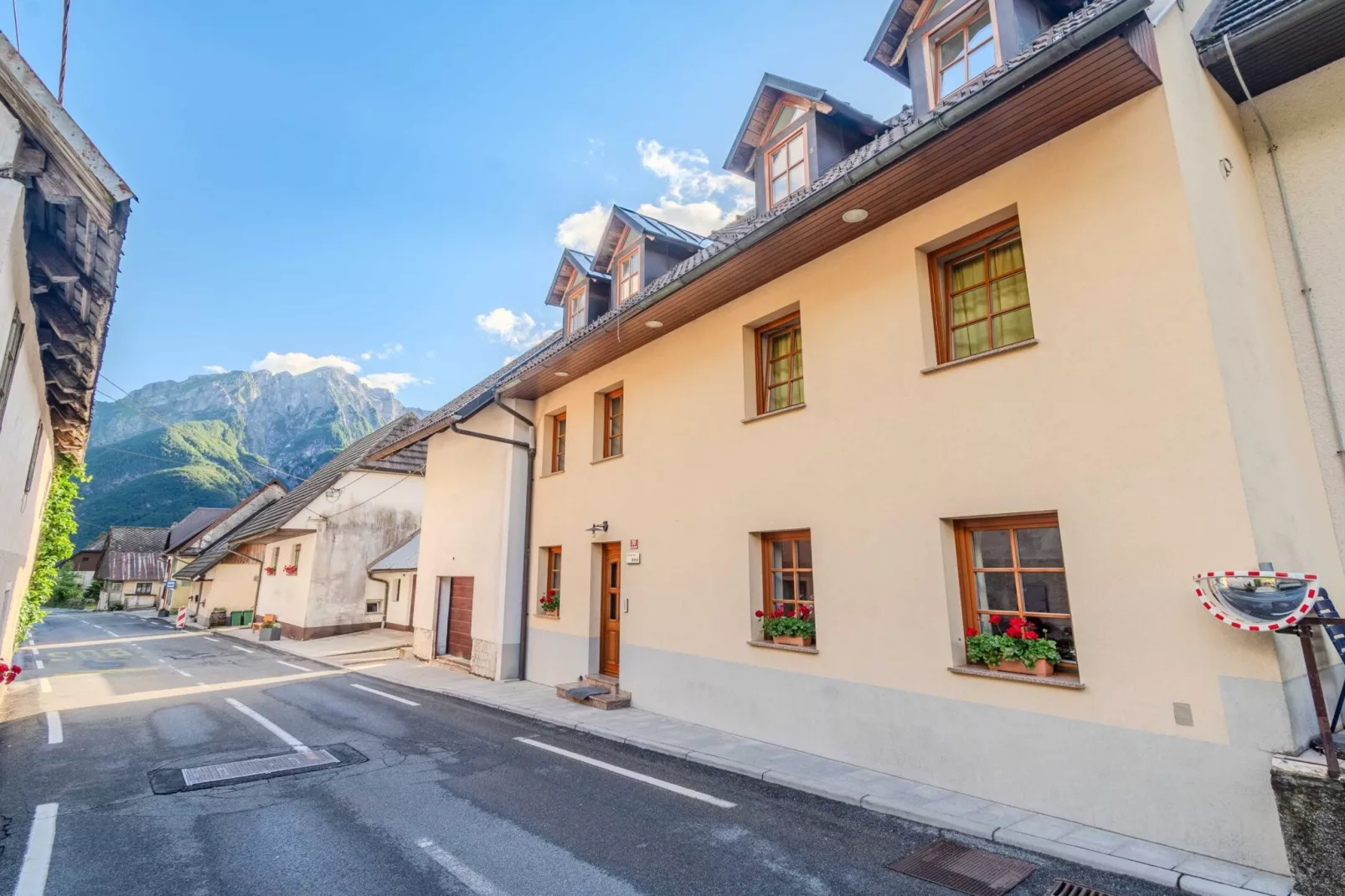 Log pod Mangartom Amazing Apartment with Balcony - One Bedroom Apartment with Balcony-Buitenlucht