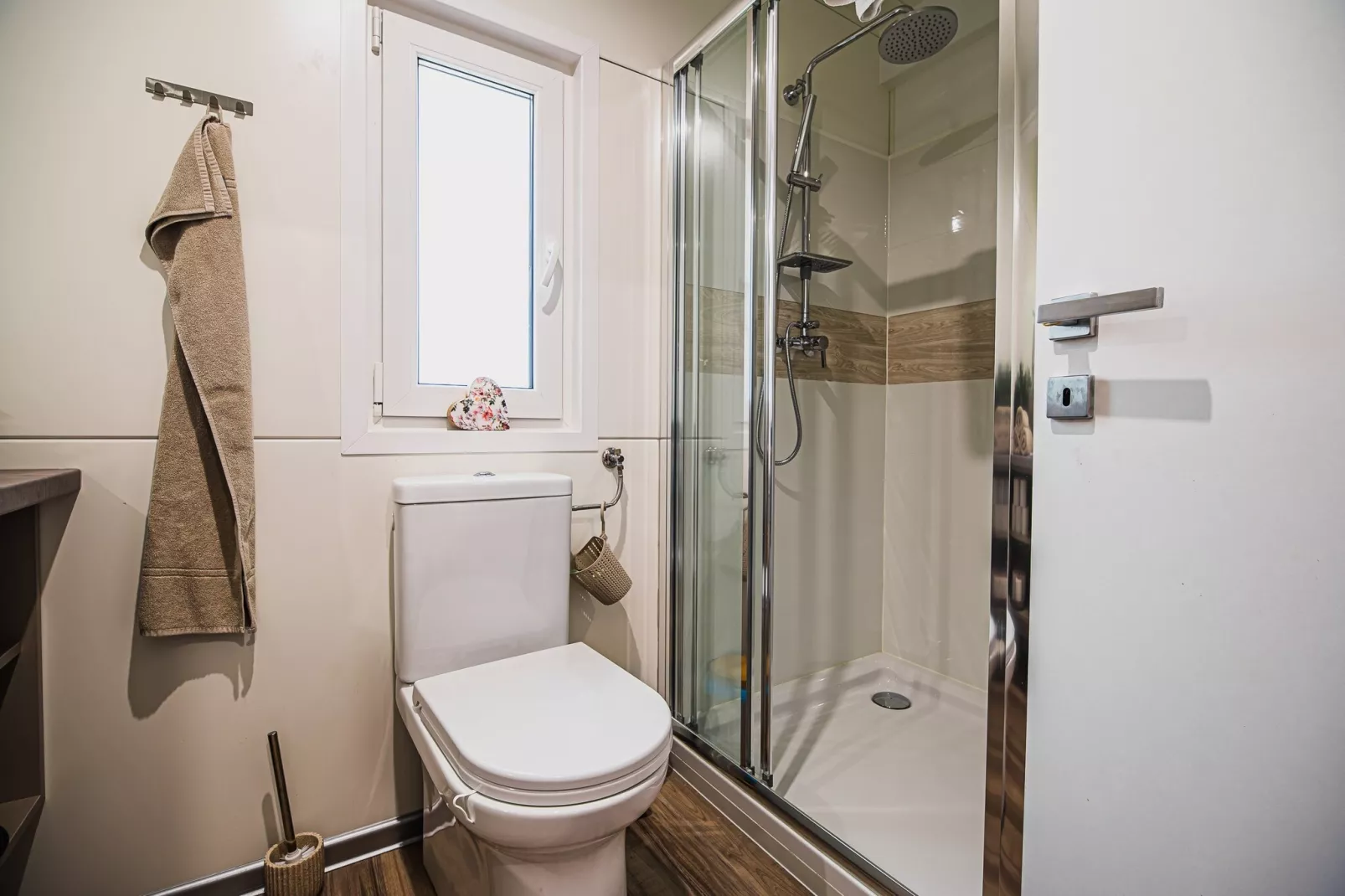 Lake Serenity Premium Mobile Homes with Thermal Riviera Tickets - Three Bedroom Mobile Home 15\/026-Badkamer