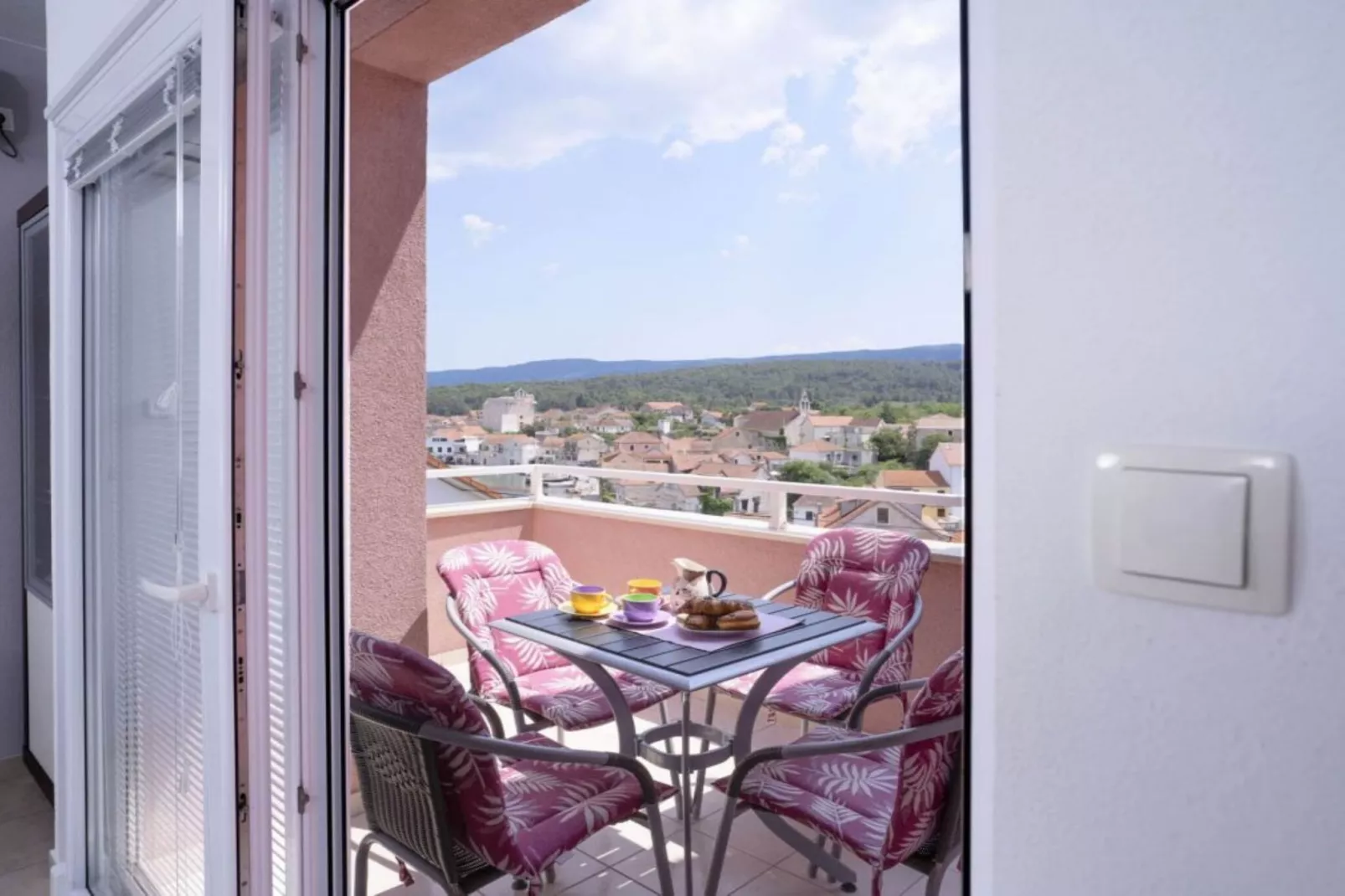 One Bedroom Apartment with Balcony and Sea View 2-Terrasbalkon