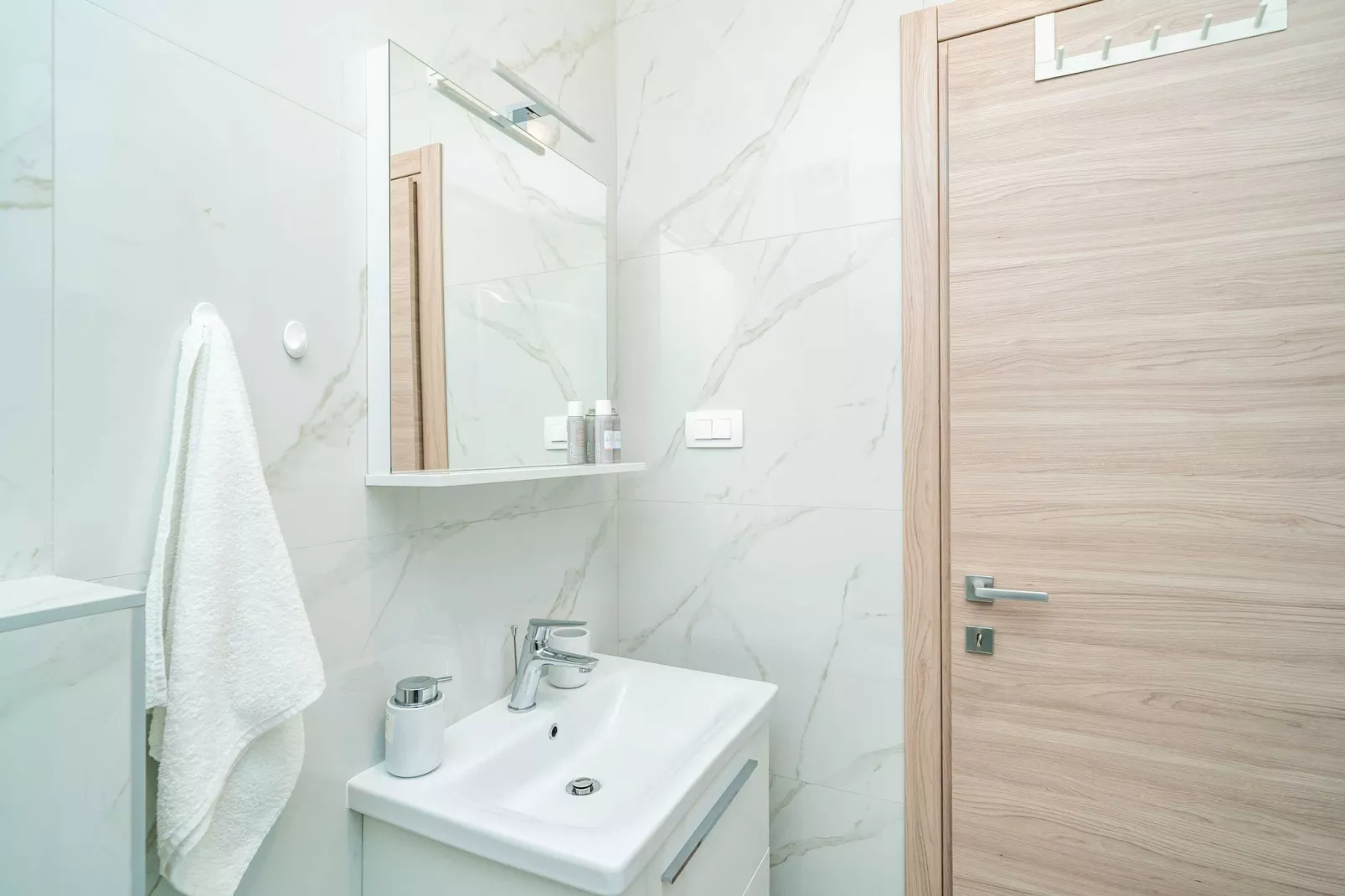 Apartment Zoric - Two Bedroom Apartment with Balcony-Badkamer