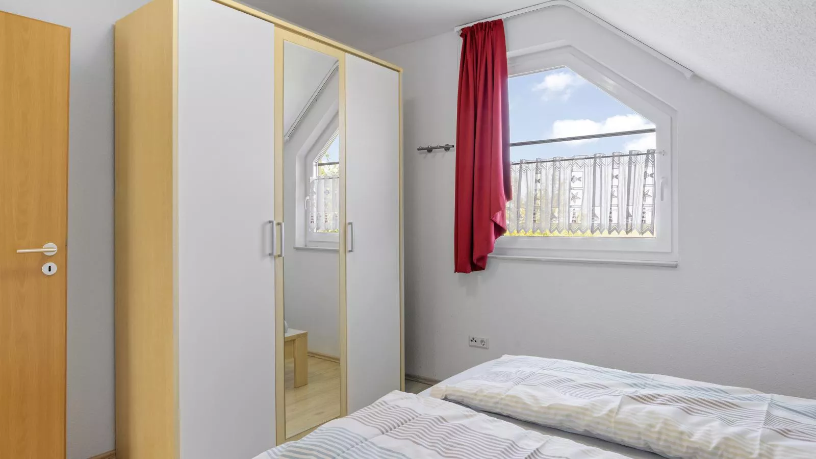 Windflüchter links mit Sauna-Slaapkamer