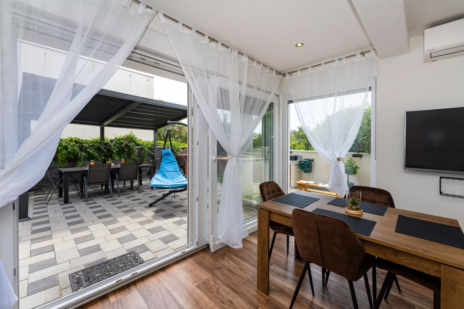 Apartment Nikita with private pool-Eetkamer