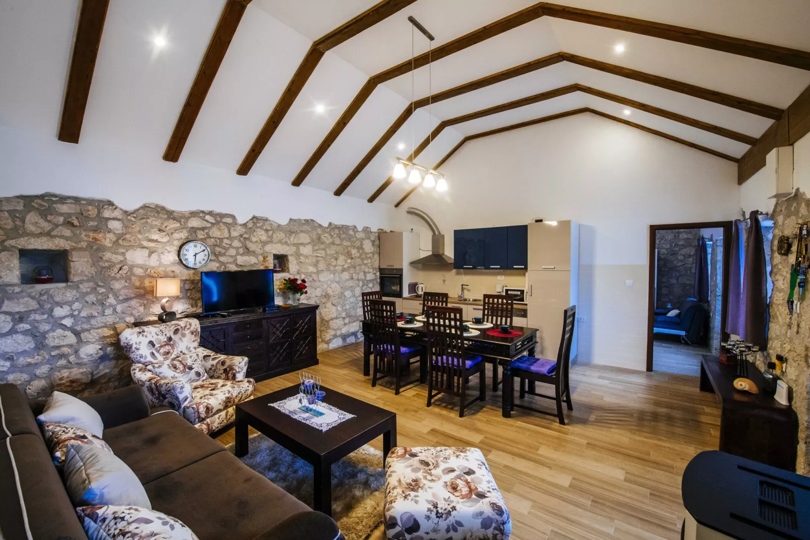 Authentic stone house Momo-Eetkamer