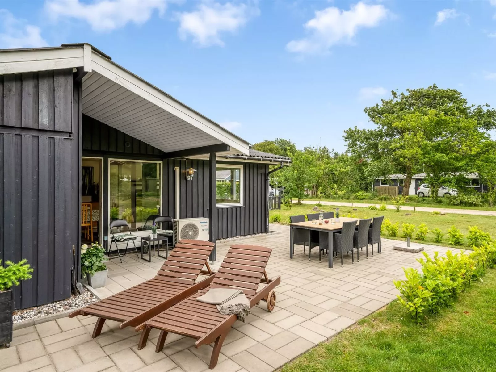 "Embla" - 500m to the fjord-Buiten