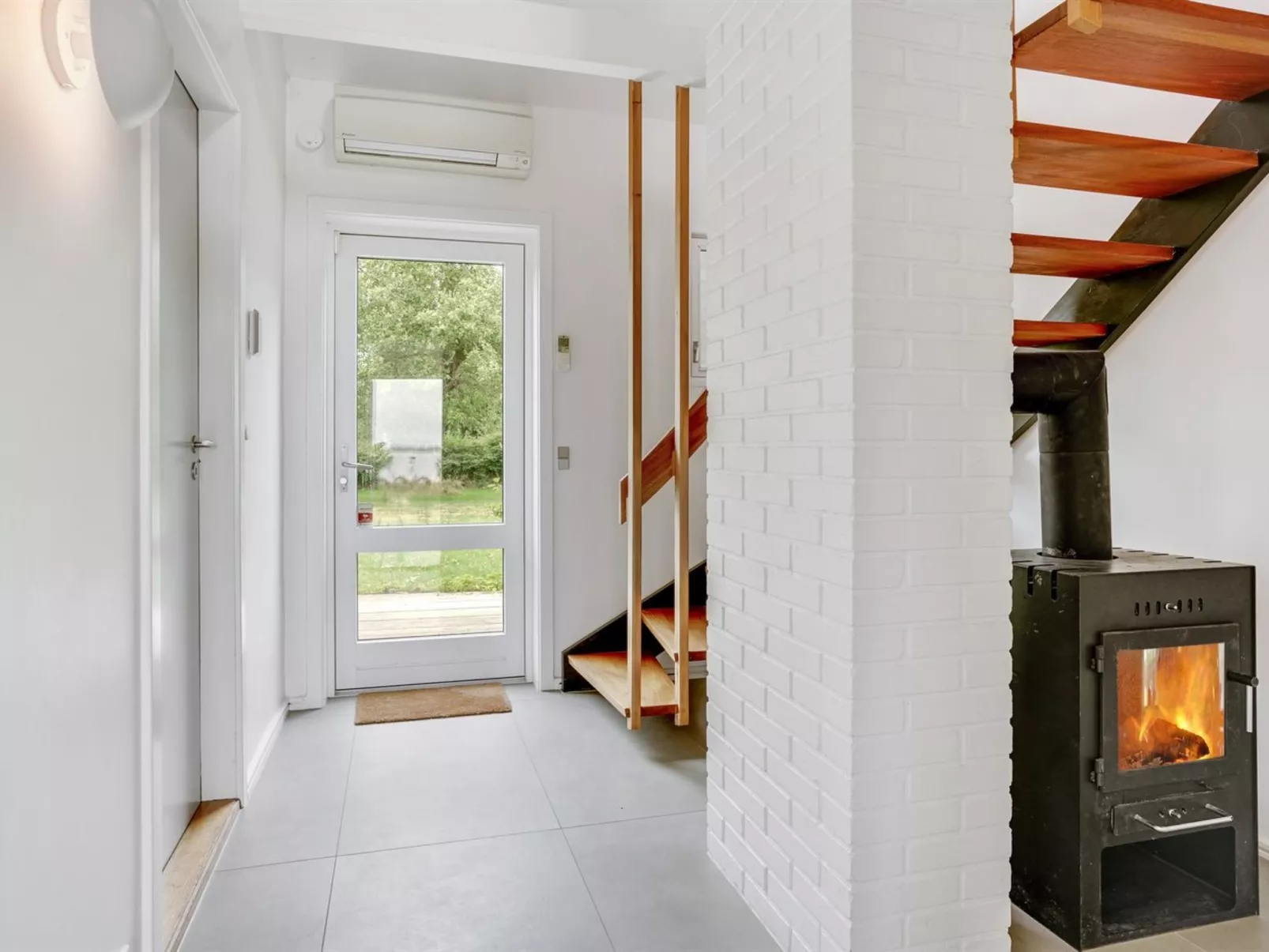 "Sissela" - 5m from the sea-Binnen