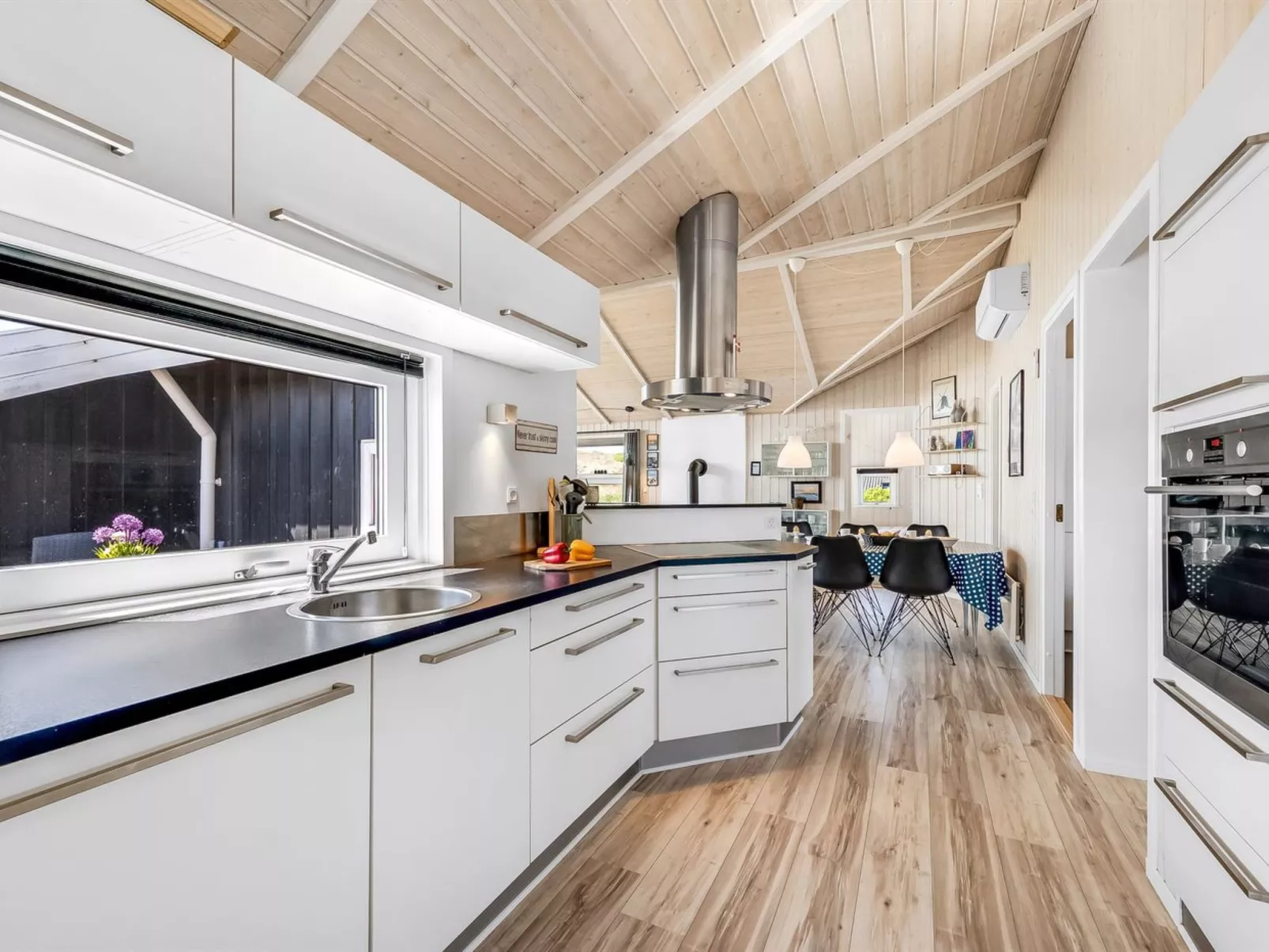 "Sylta" -  from the sea-Binnen