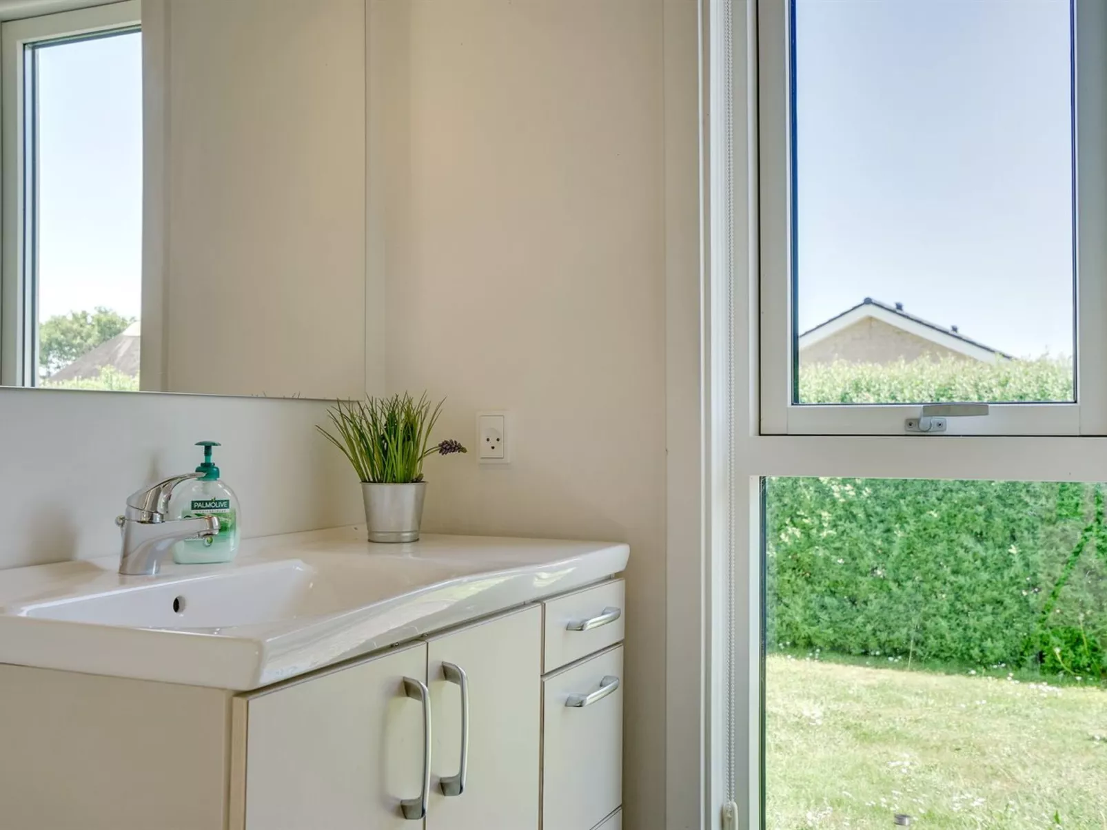 "Maybritt" - 100m from the sea-Binnen