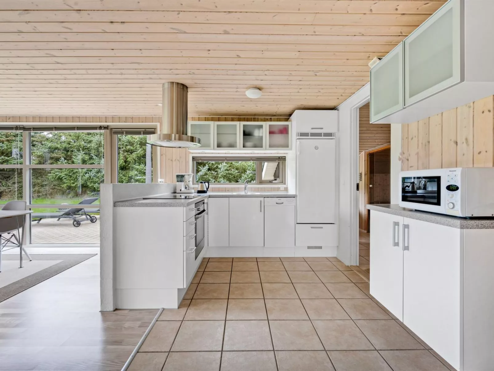 "Into" - 400m from the sea-Binnen