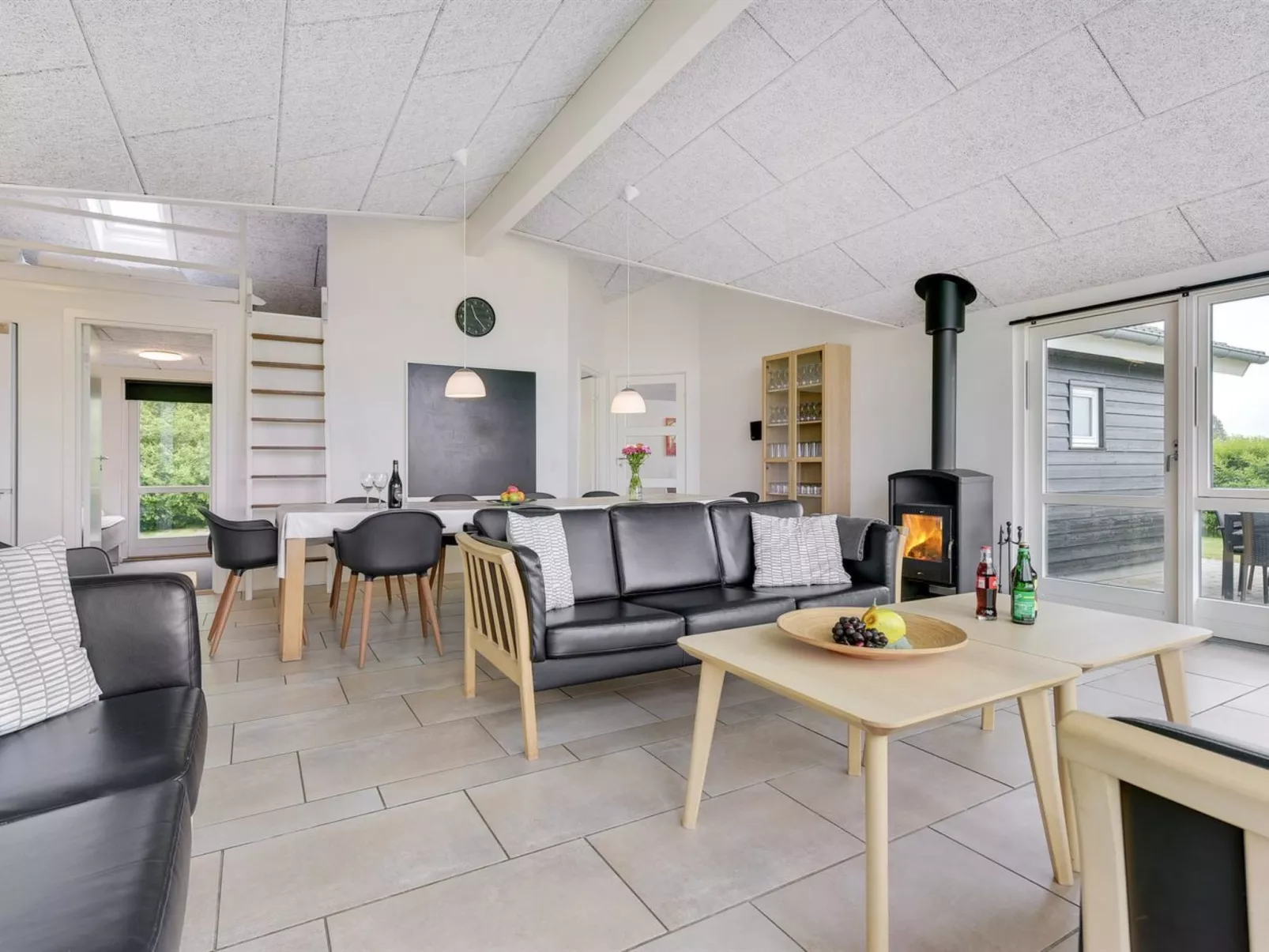 "Finja" - 500m from the sea-Binnen