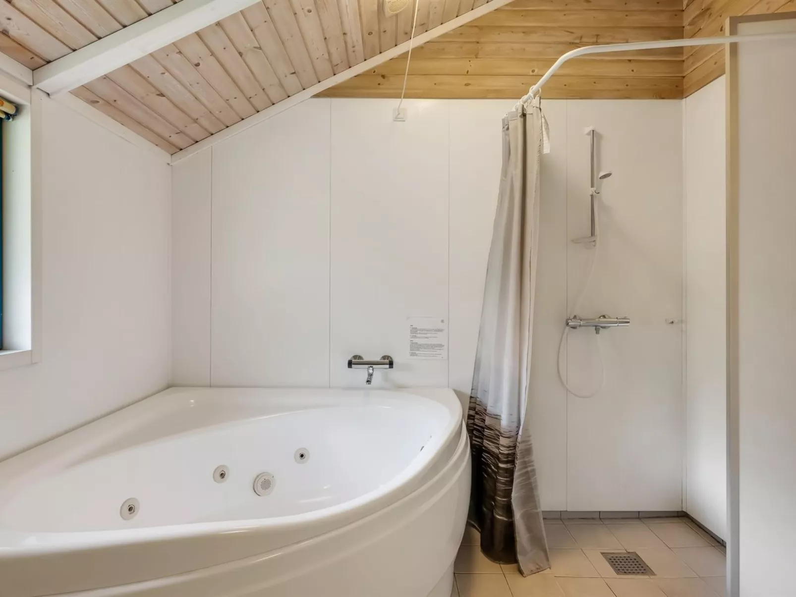 "Aamu" - 300m to the fjord-Binnen