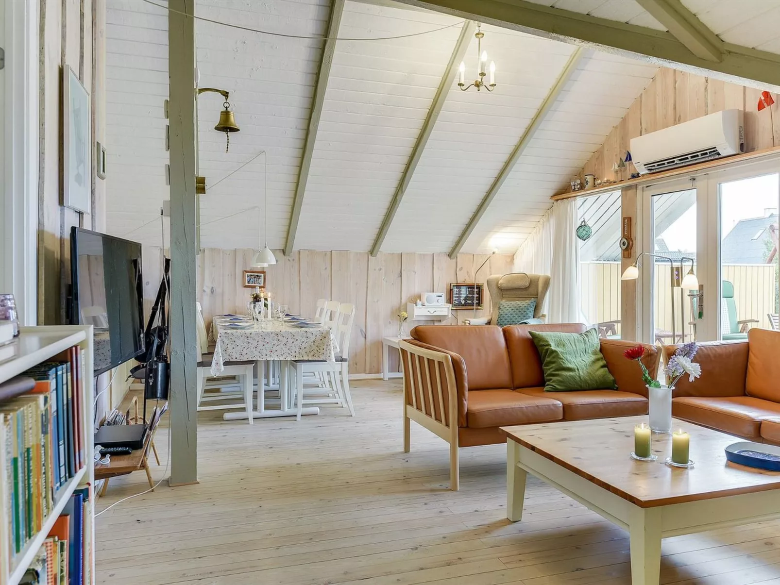 "Hjalmine" - 250m from the sea-Binnen