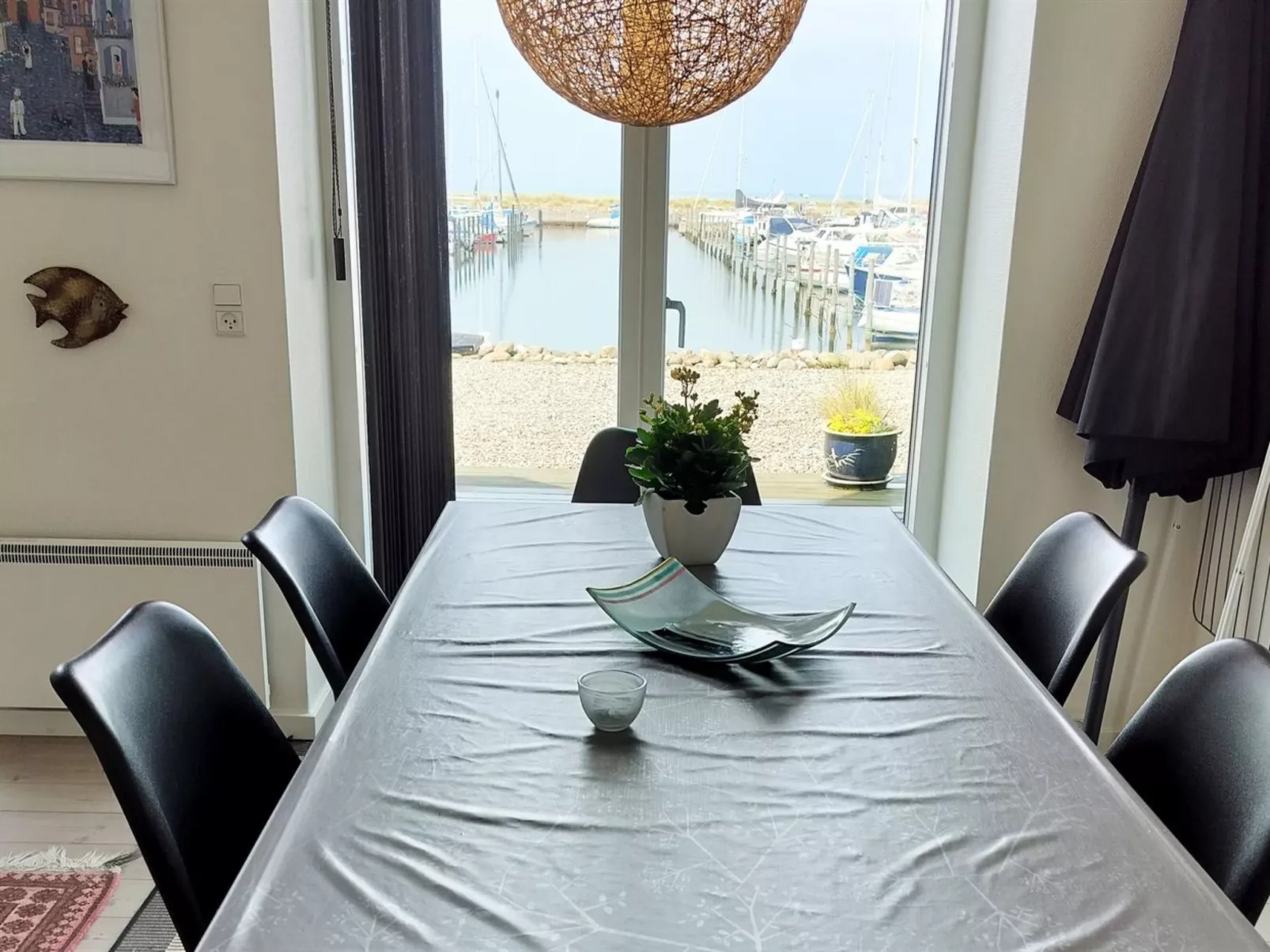 "Line" - 10m from the sea-Binnen