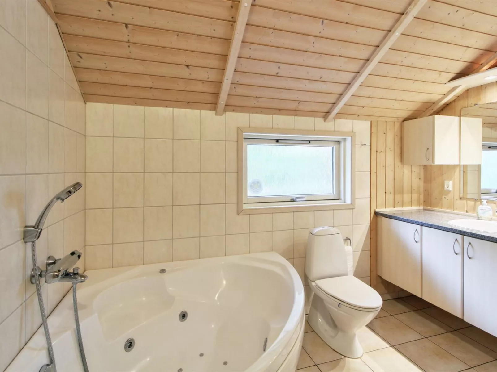 "Ellica" - 50km from the sea-Binnen