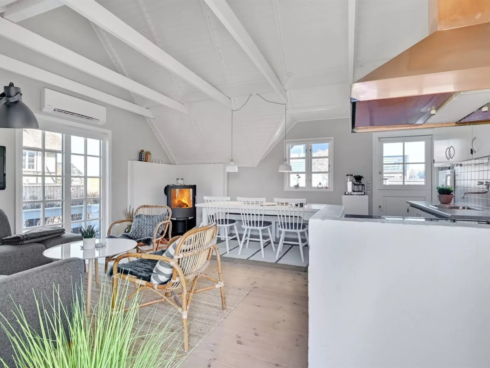 "Ulv" - 25m from the sea-Binnen