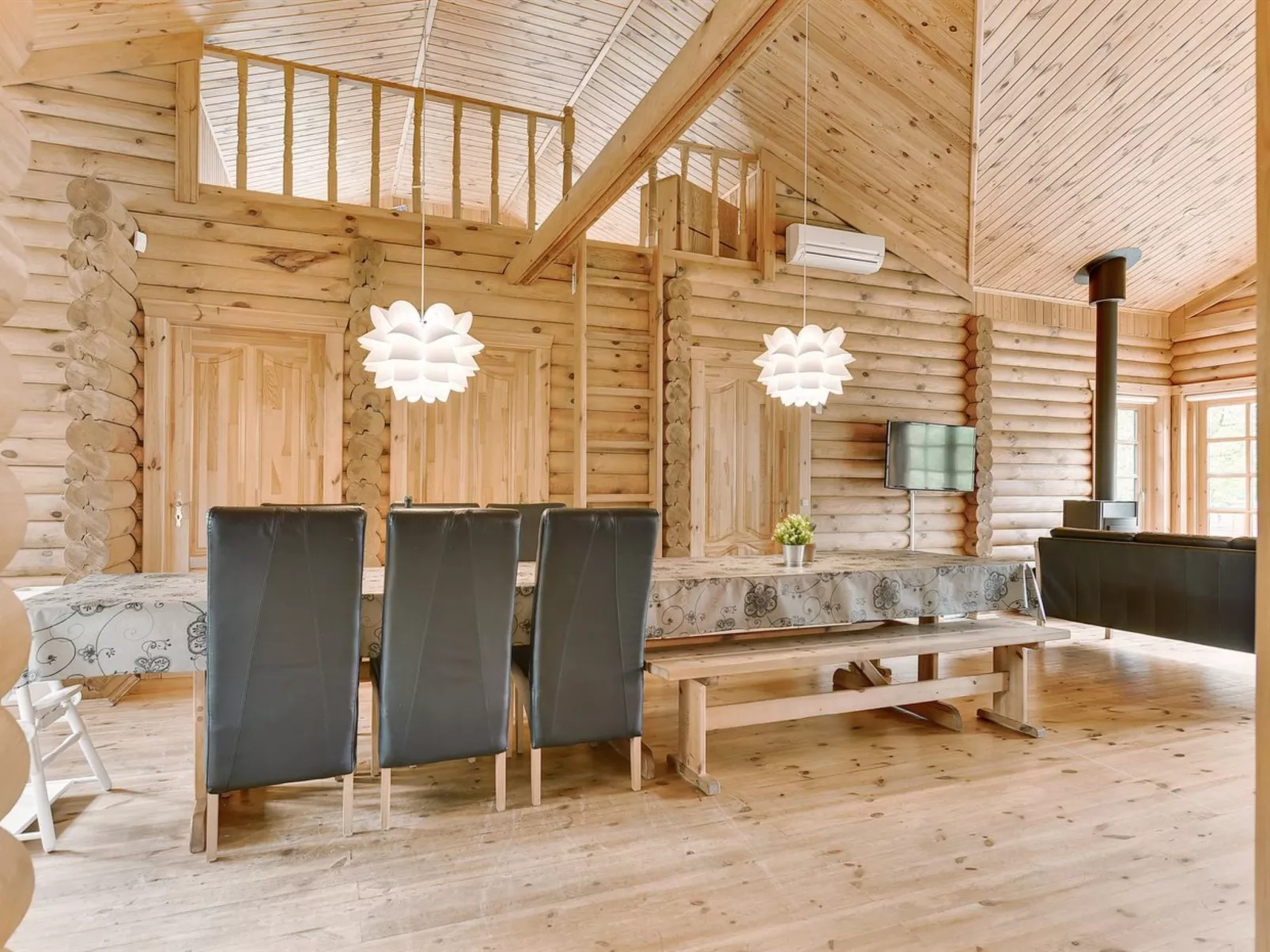 "Frederica" - 30km from the sea-Binnen