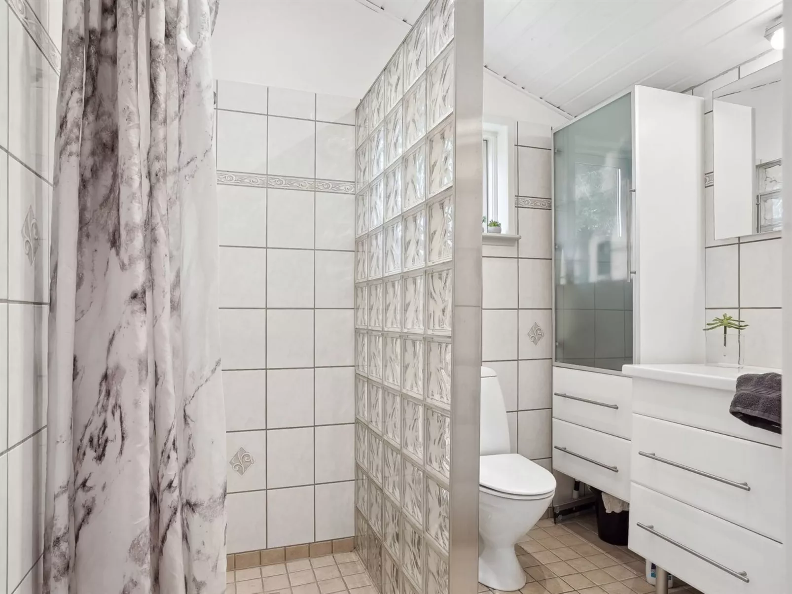 "Sylvi" - 750m from the sea-Binnen