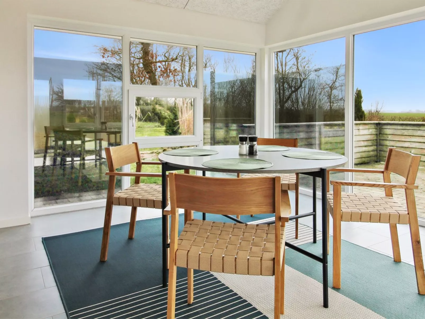 "Thrine" - 24km from the sea-Binnen