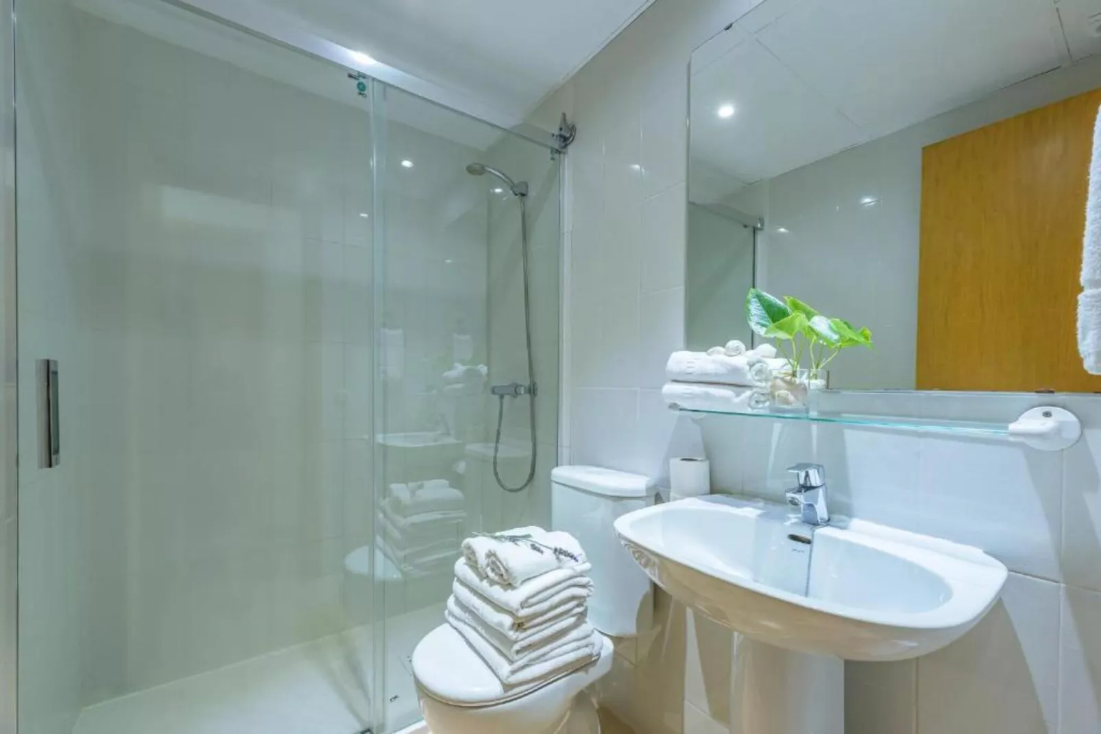 APARTAMENTOS COMTE D'EMPURIES C46-Badkamer