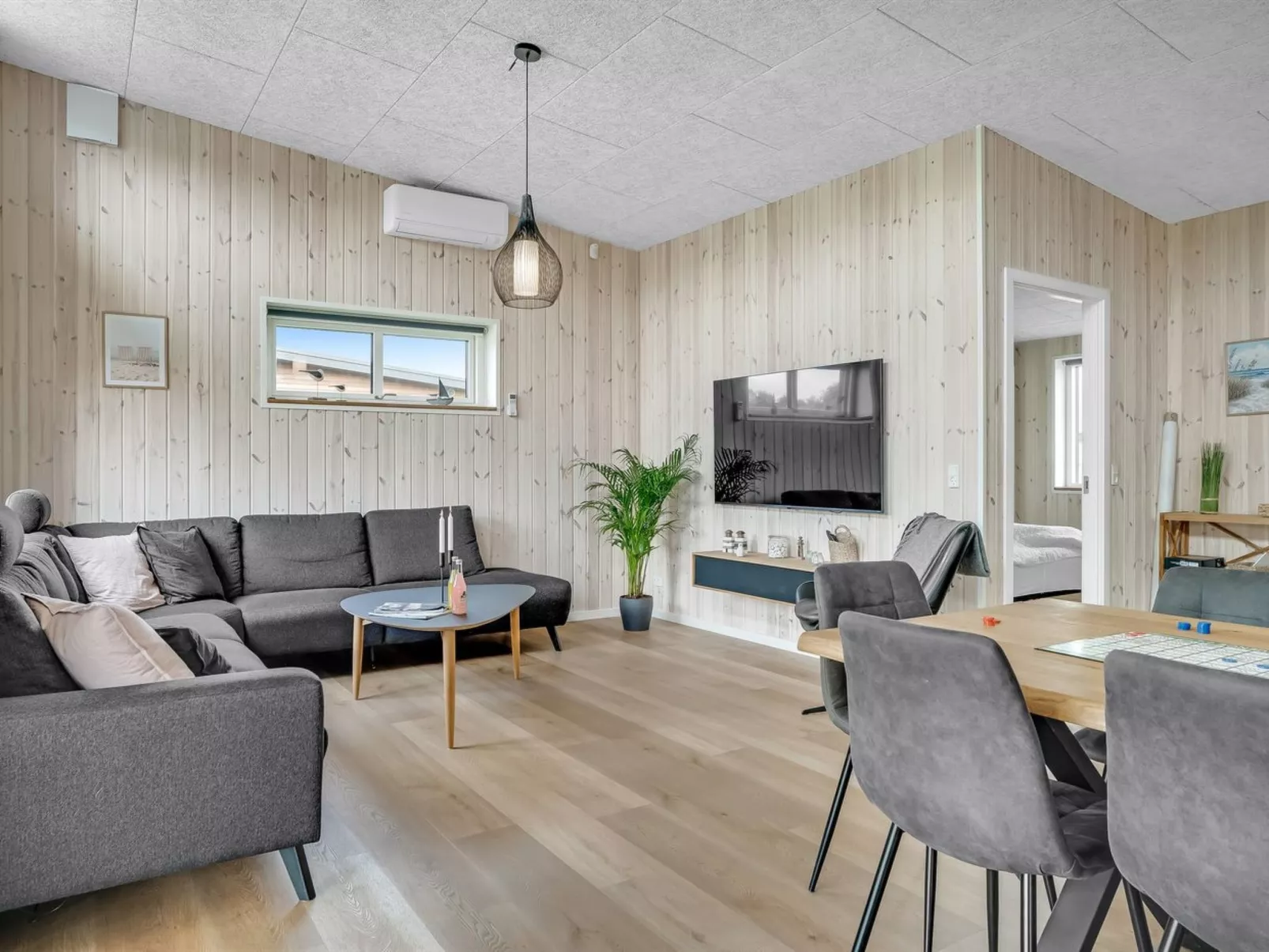 "Elevus" -  from the sea-Binnen