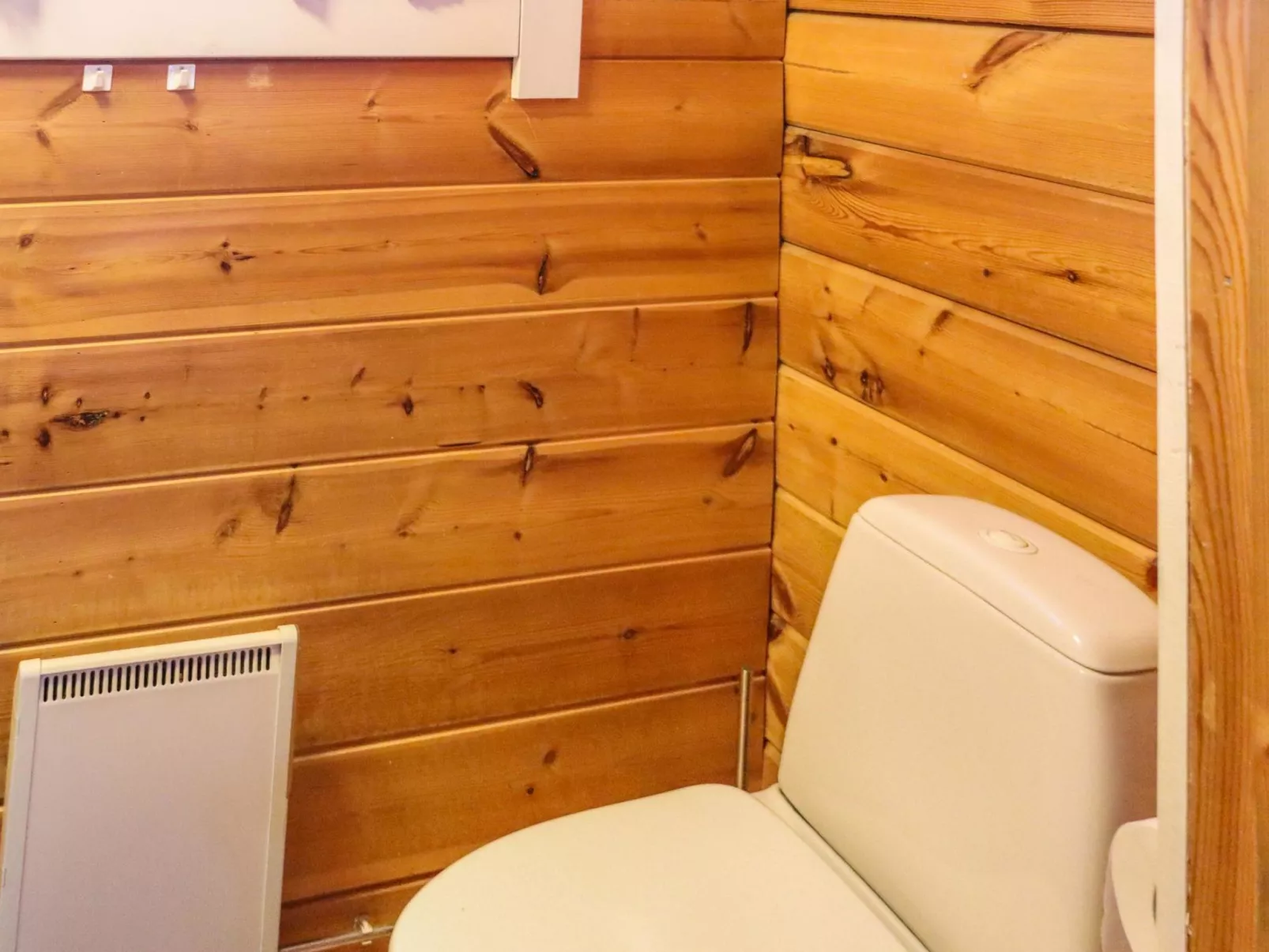 Hyrynpirtti mökki-Binnen