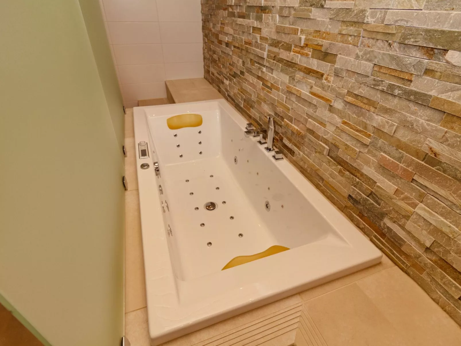 Holy lake chalet a-Binnen