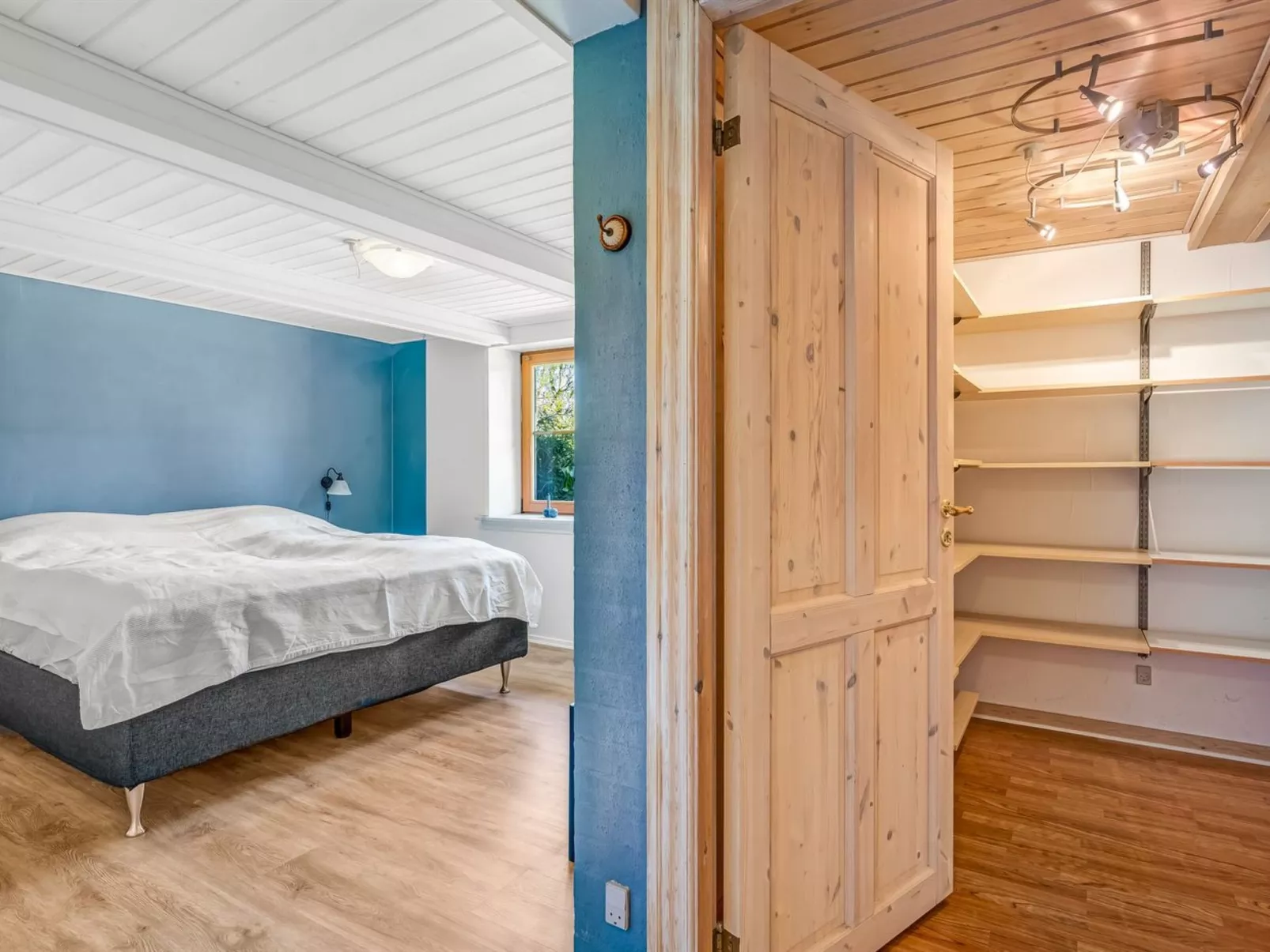 "Elia" - 5km to the fjord-Binnen