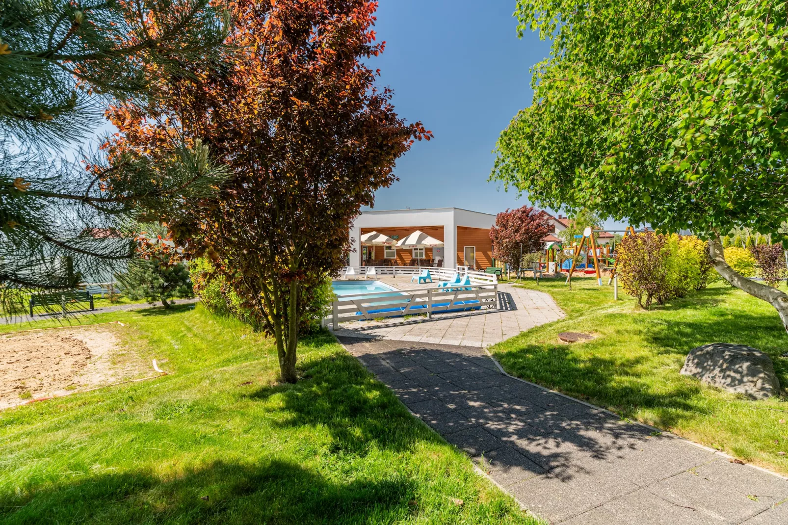 Domki wakacyjne z basenem Sianożąty-Tuinen zomer