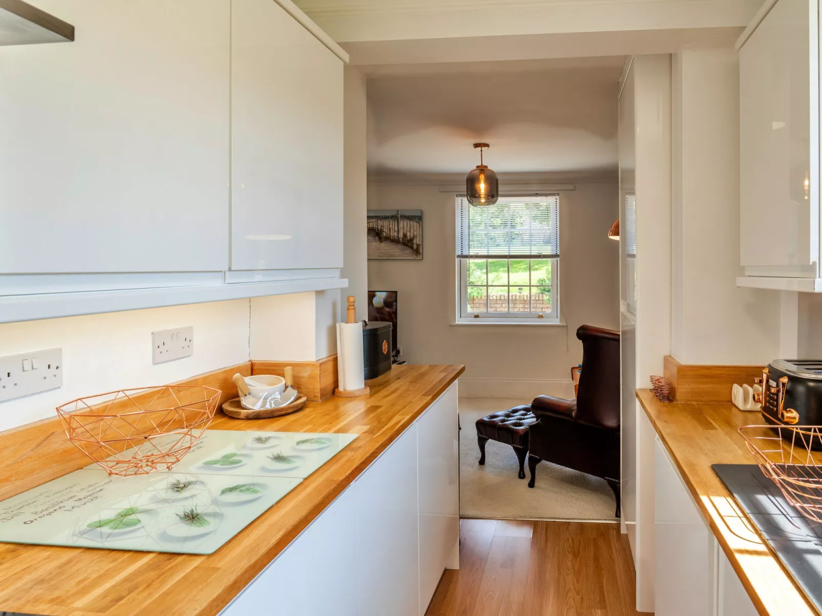 Nicely Tucked Away Cottage-Binnen