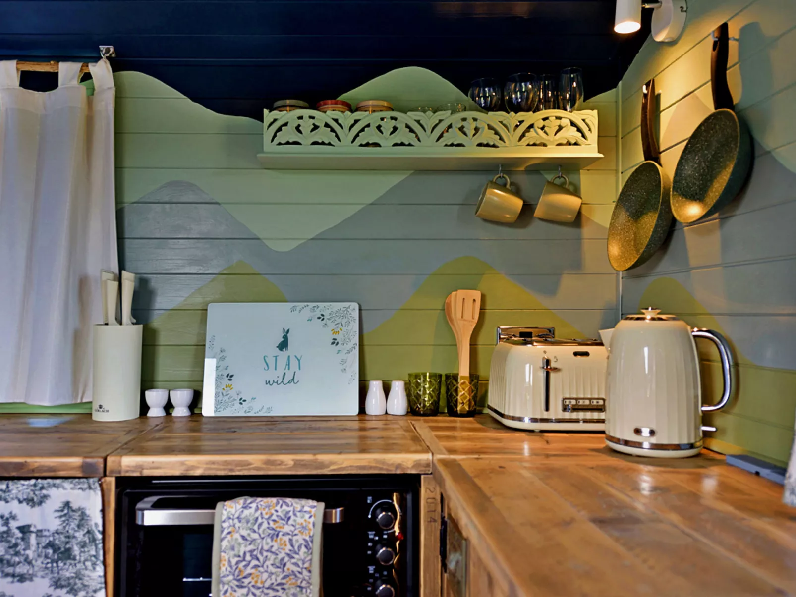 'Angharad' Poachers Hut-Binnen