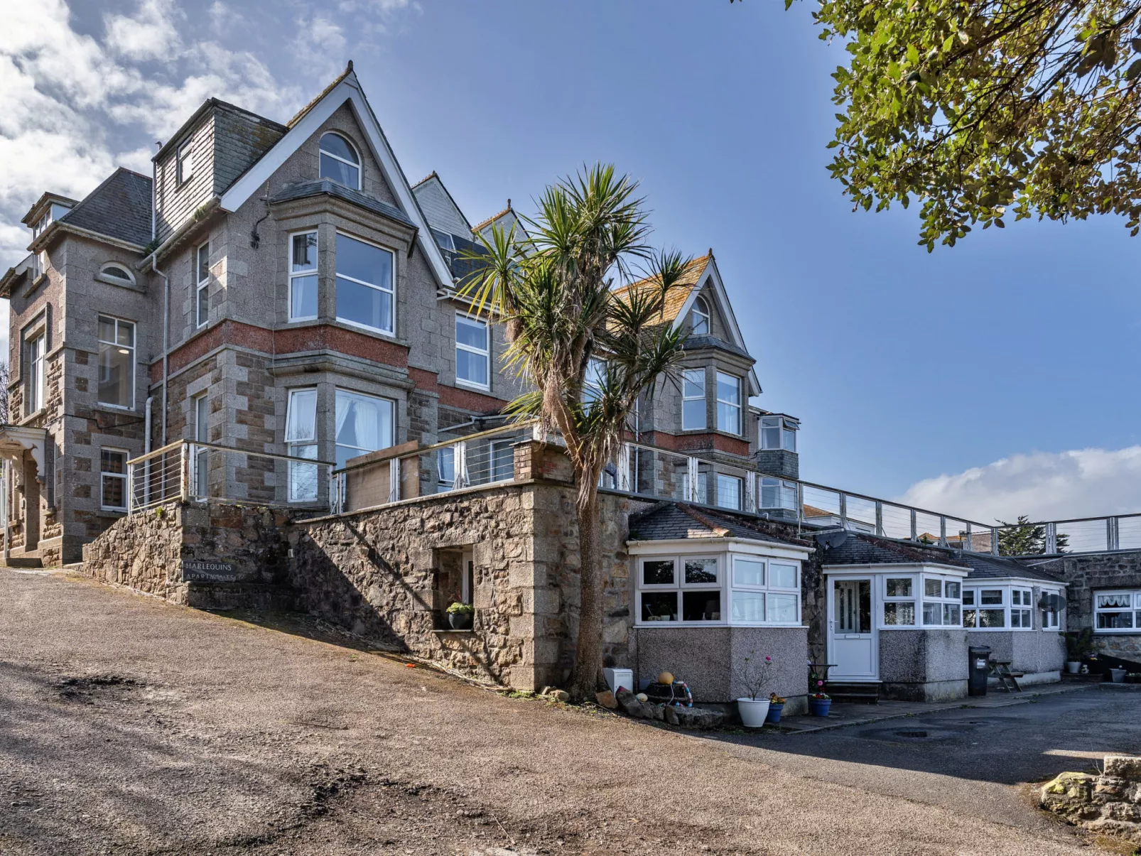 No. 5 Harlequin-Buiten