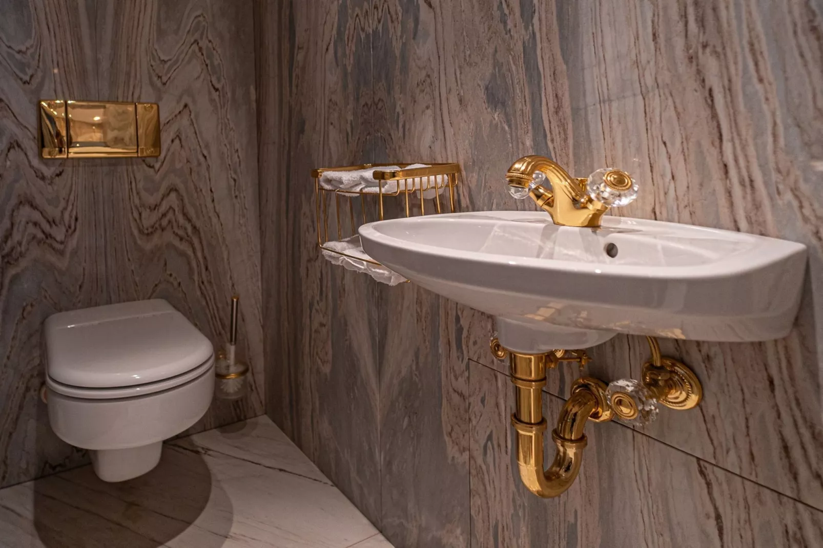 Bad Kleinkirchheim Lush and Spacious Villa with Indoor Pool and Wellness - Seven Bedroom Villa-Badkamer