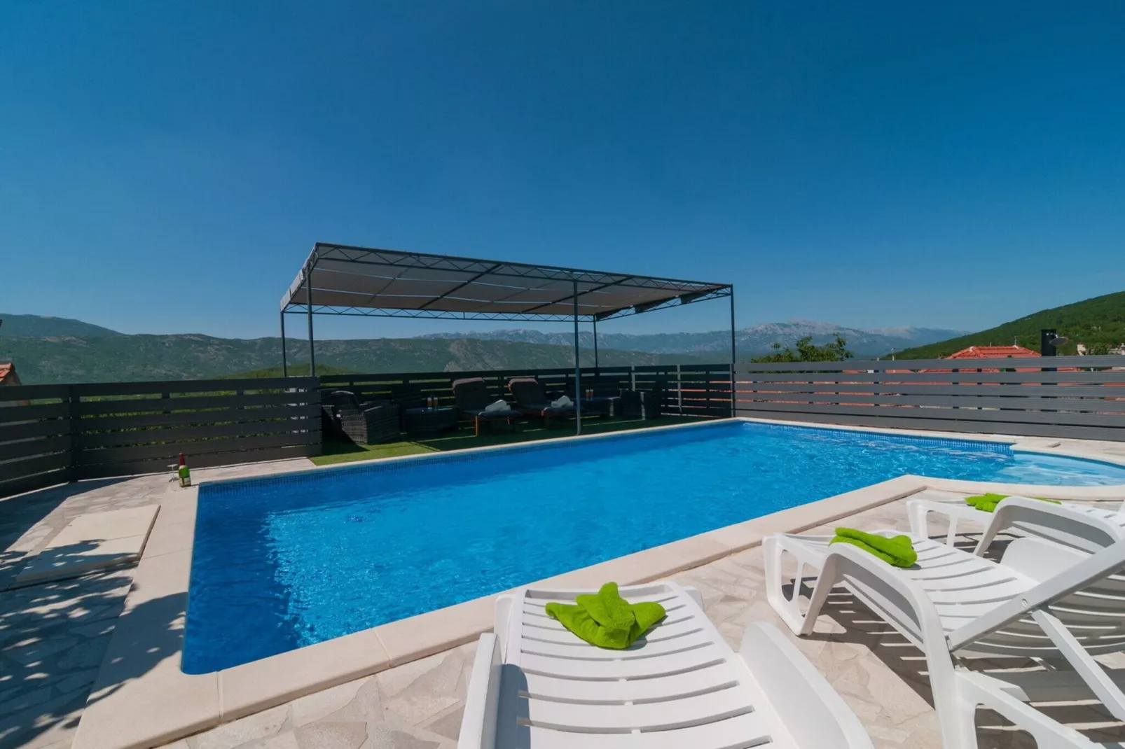 Five-Bedroom Home-Zwembad