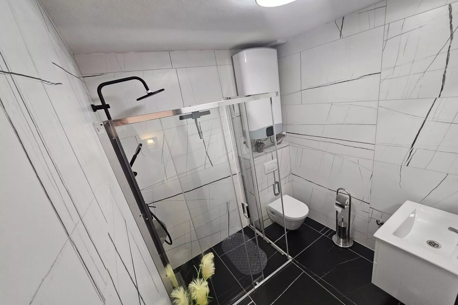 Lisko Vacation House -  Five Bedroom Holiday Home with Private Pool-Badkamer