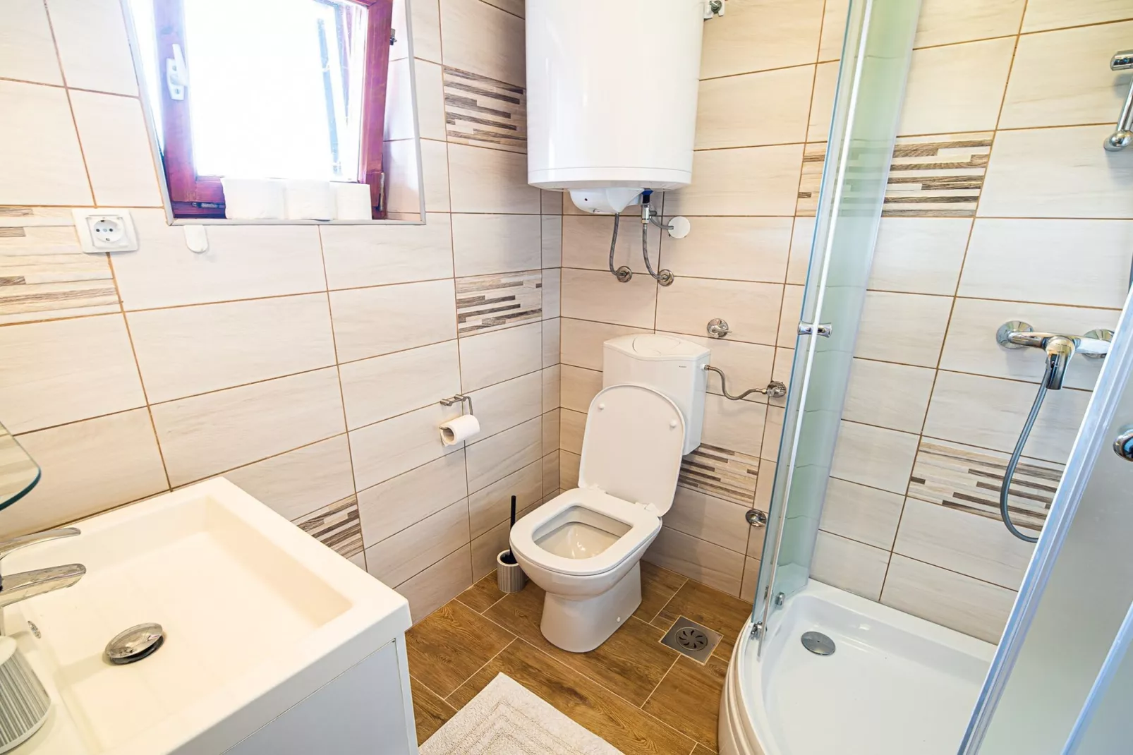 Serene Hollow Holiday Home with Mountain View - Two Bedroom Holiday Home with Mountain View-Badkamer