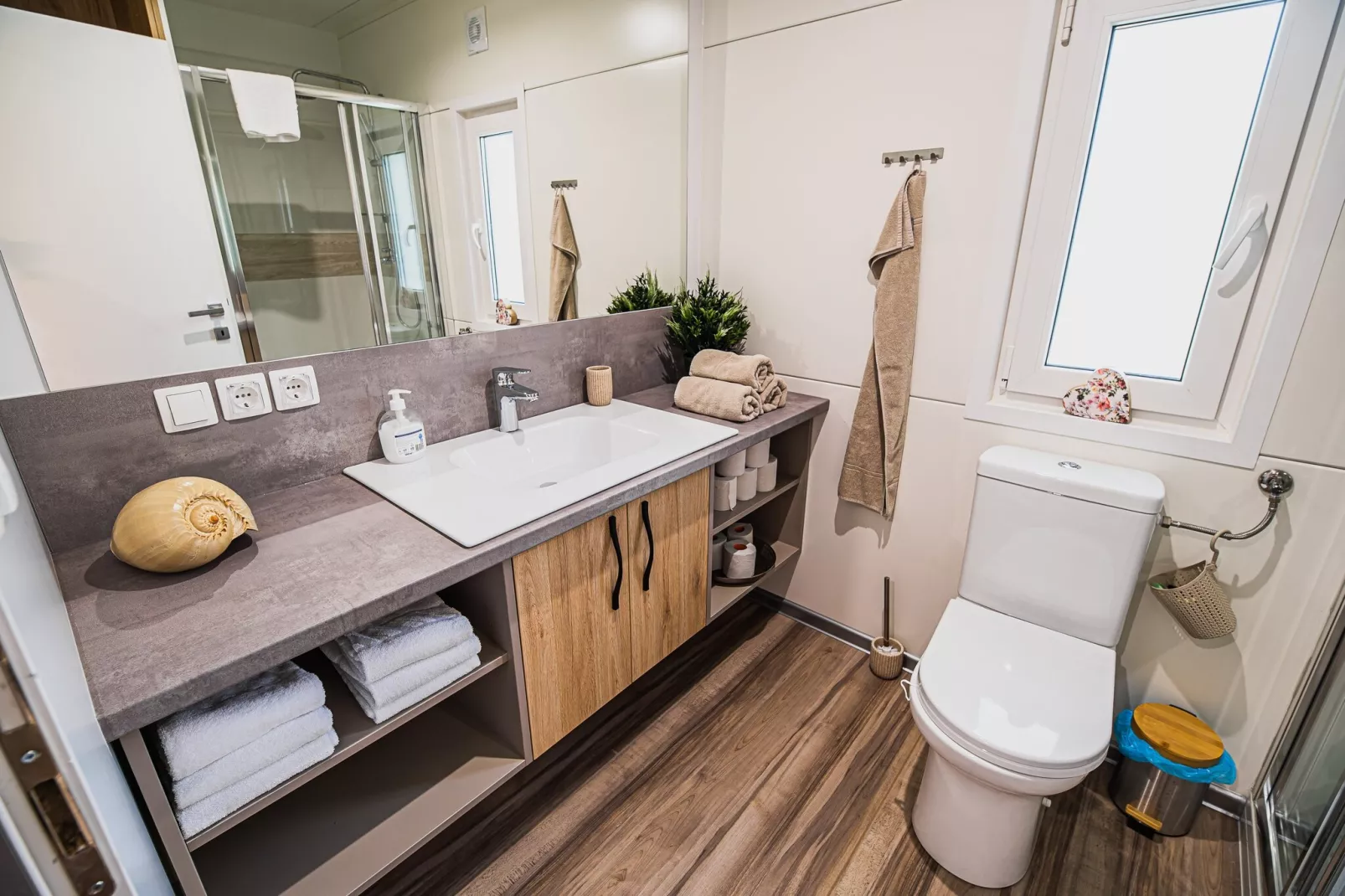 Lake Serenity Premium Mobile Homes with Thermal Riviera Tickets - Three Bedroom Mobile Home 15\/028 - Badkamer