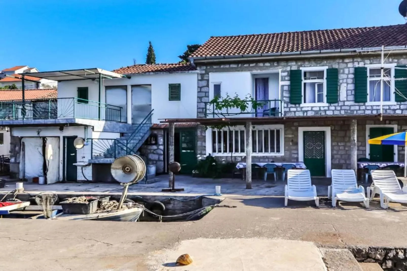 Beachfront Escape – Steps from the Crystal-Clear Sea - One Bedroom Apartment 2-Buitenlucht