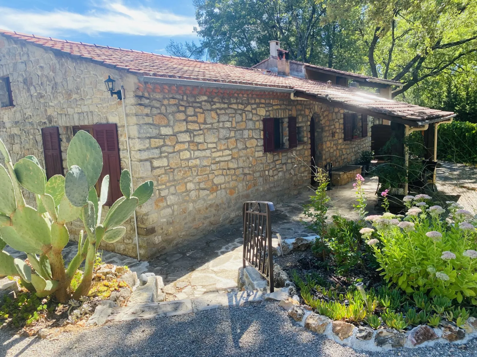 Les Pierres Fleuries-Buiten