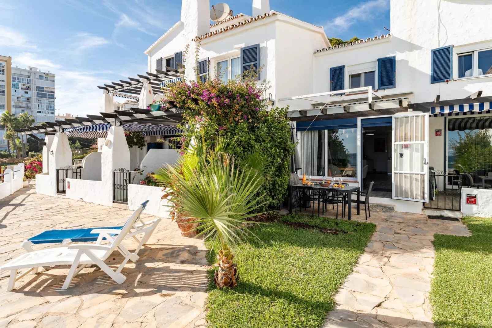 CT 400 - Faro's Beachfront House in Calahonda-Tuinen zomer