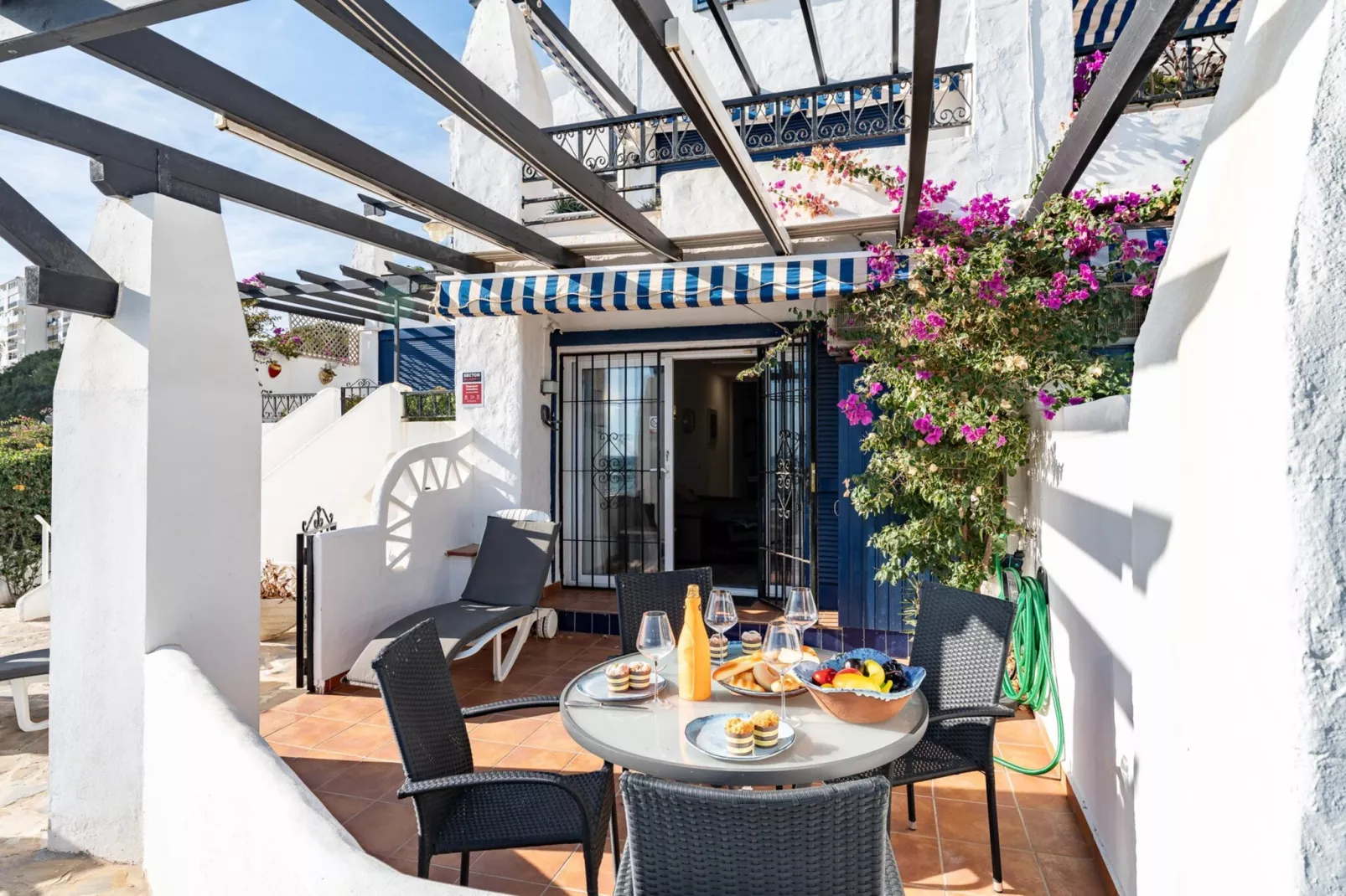 CT 401 - Faro's Beachfront Apartment in Calahonda-Terrasbalkon