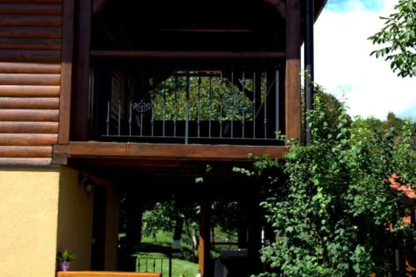 Brezova Poljana Lodge with Sauna and Hot-Tub - Five Bedroom Holiday Home-Buitenlucht