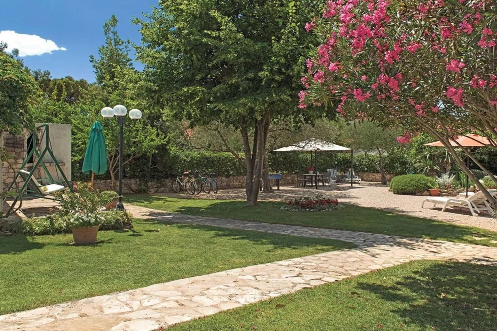 Beach apartment Jadrija-Tuinen zomer