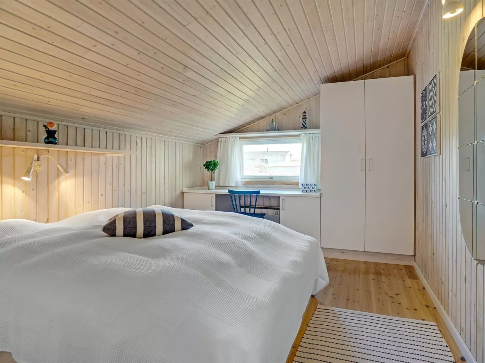 "Rutha" - 45m from the sea-Binnen