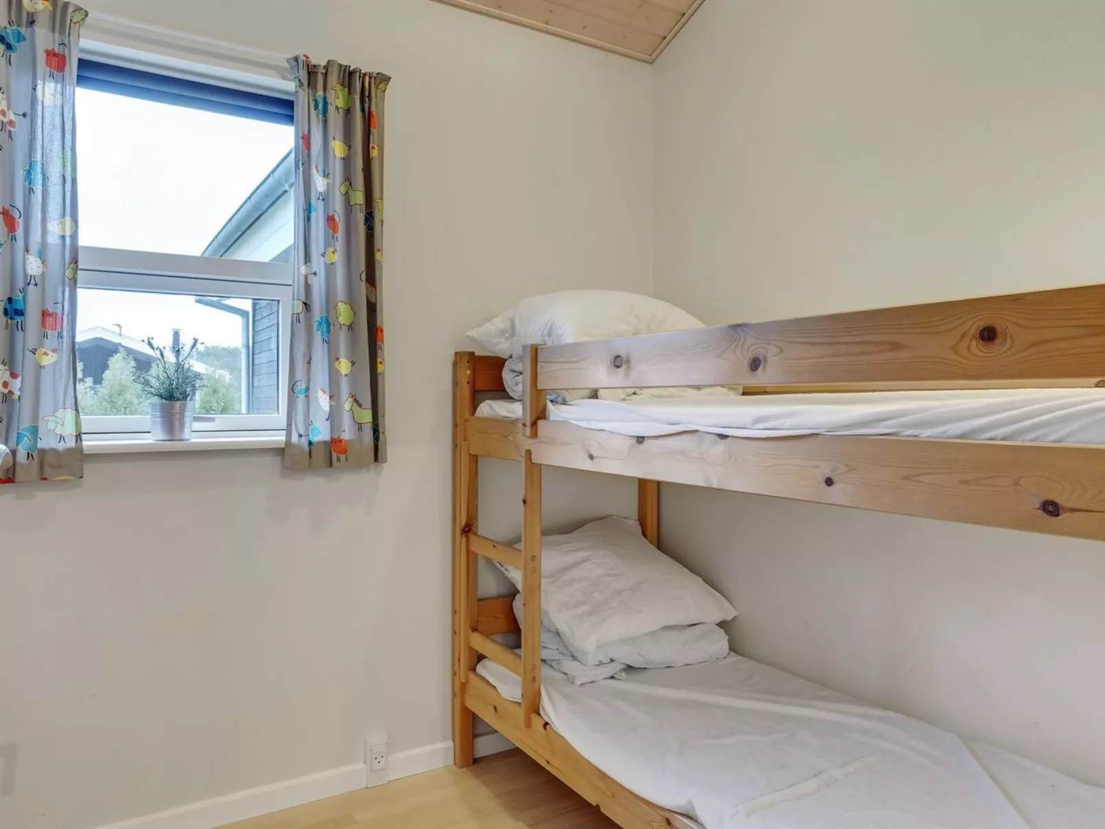 "Karstina" - 1km from the sea-Binnen