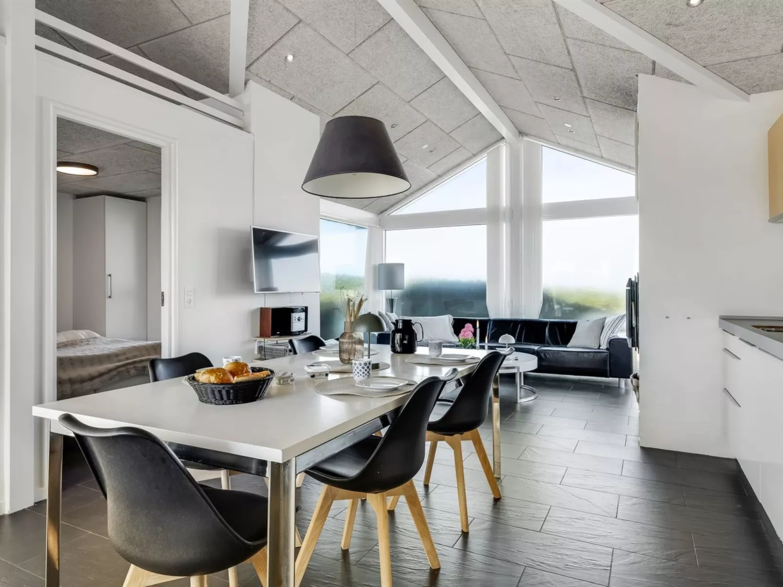 "Antonie" - 95m from the sea-Binnen