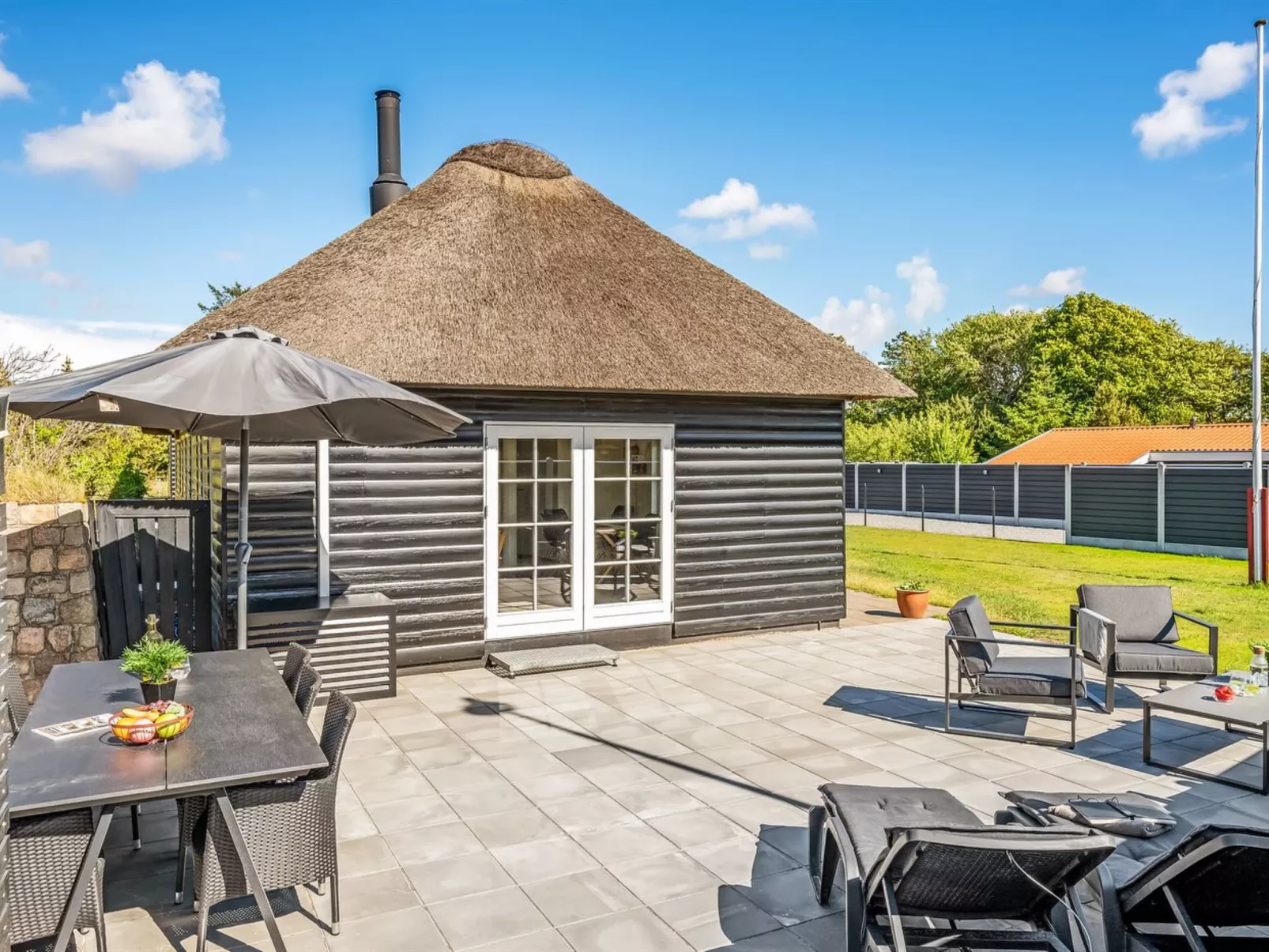 "Aila" - 1.4km from the sea-Buiten