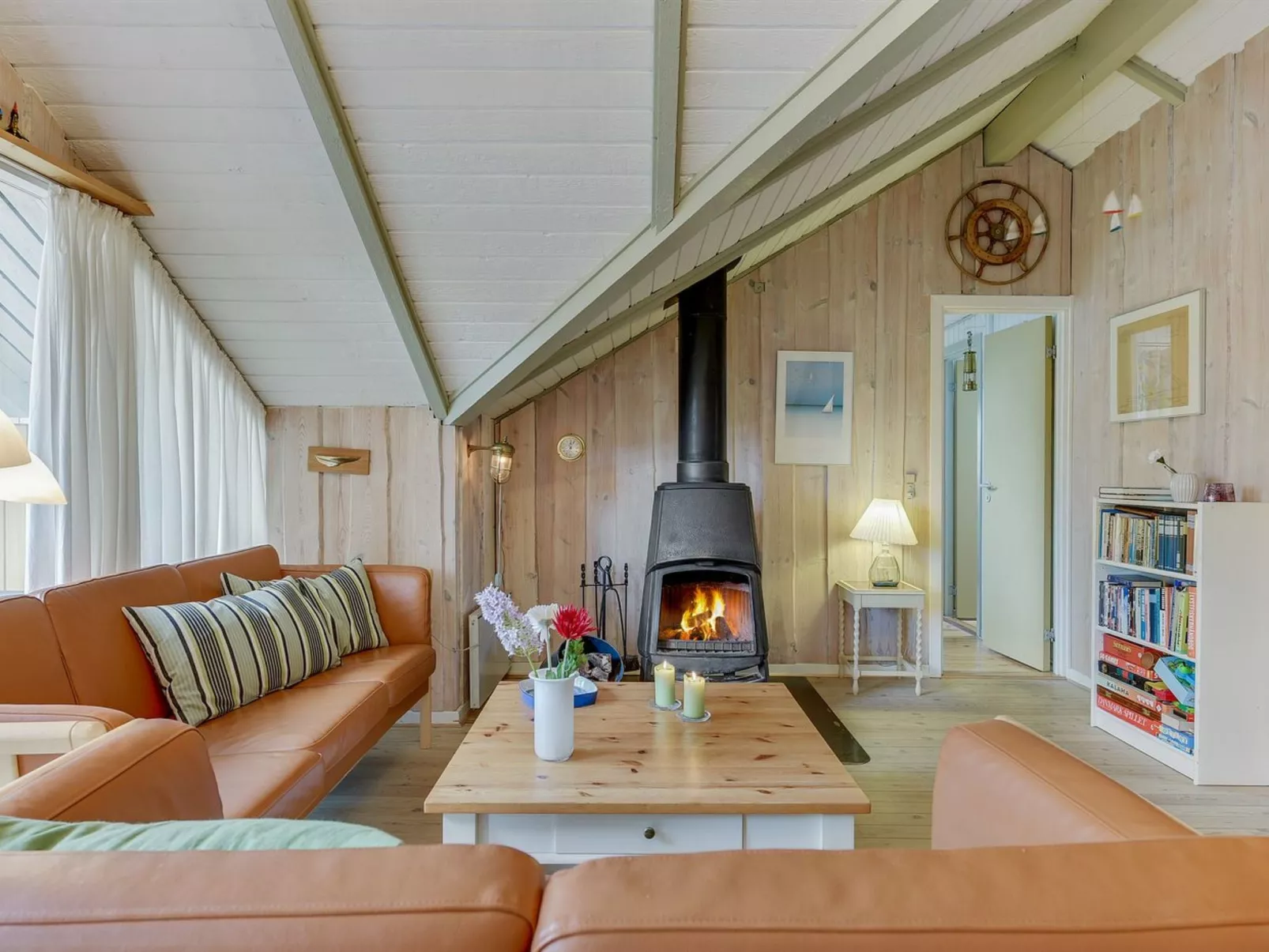 "Hjalmine" - 250m from the sea-Binnen