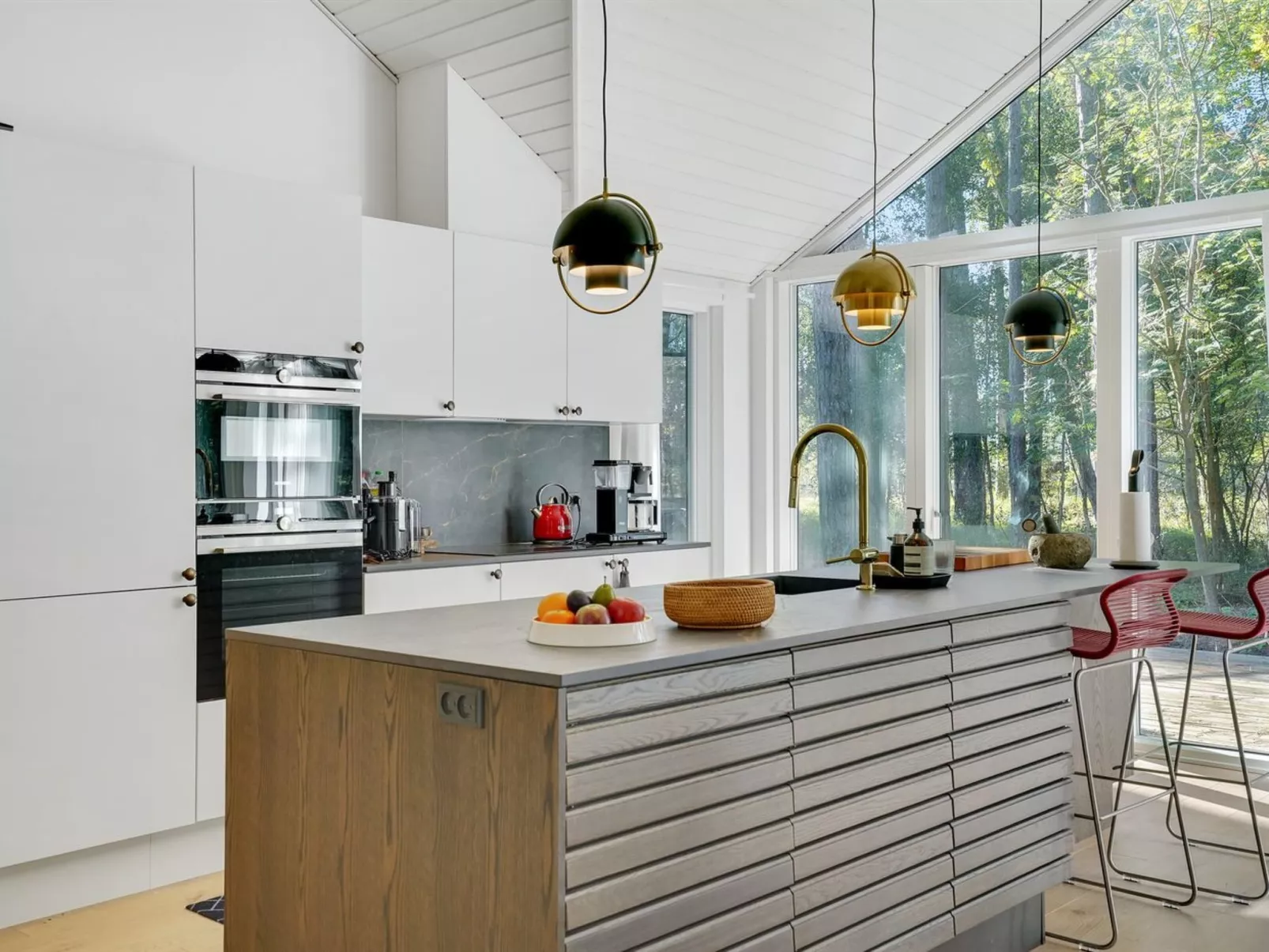 "Iwa" - 475m from the sea-Binnen